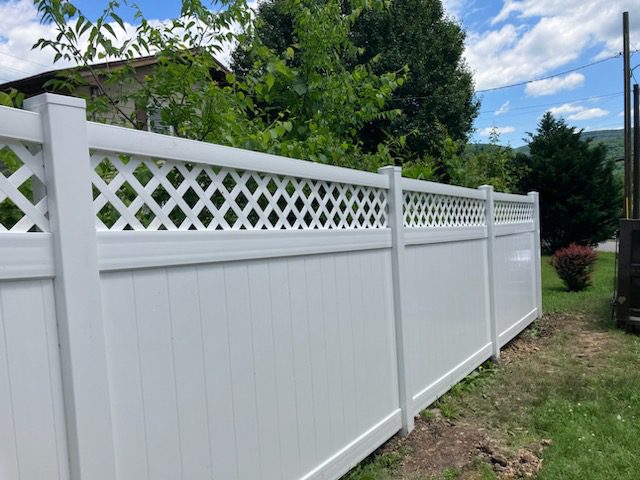 white vinyl lattice top fence