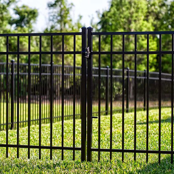 Smooth top picket fence by Top Rail fence