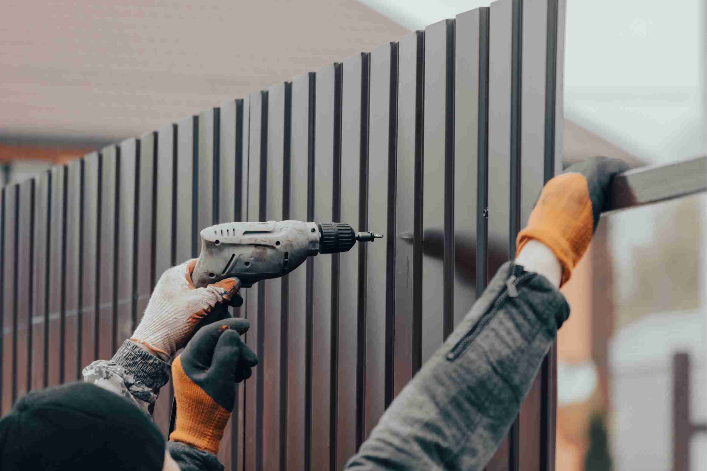drill-workers-install-aluminum-fence
